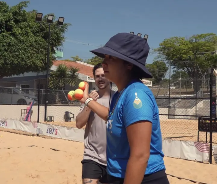 A professora Lelê acompanha o treino de uma aluna