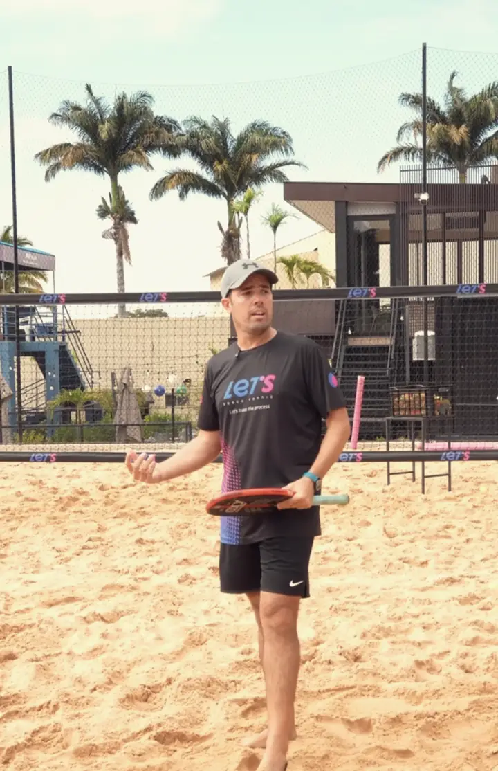 Professor orienta a turma na quadra de areia