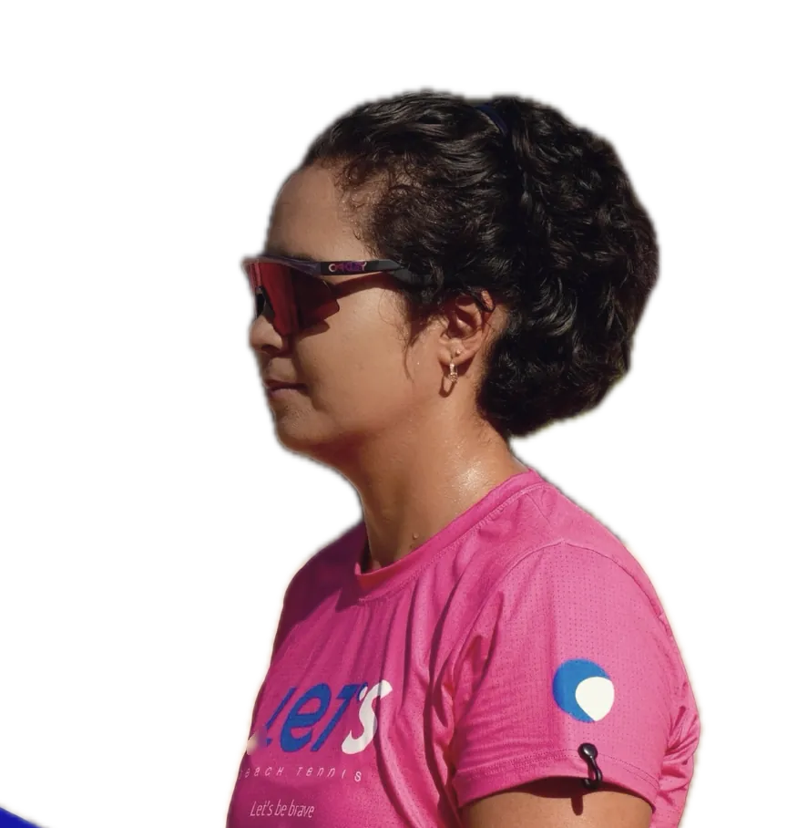Professora Lelê de óculos esportivos e camiseta da Let's